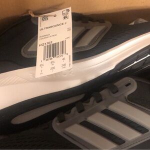 Adidas Tennis Shoes Brand New size 7 in Kids